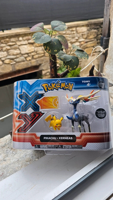 Super figurine Pokemon Nintendo tomy xerneas et pikachu