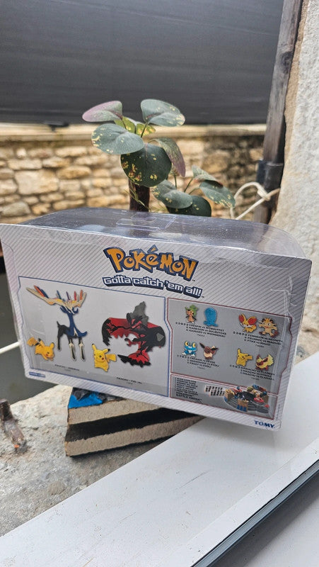 Super figurine Pokemon Nintendo tomy xerneas et pikachu