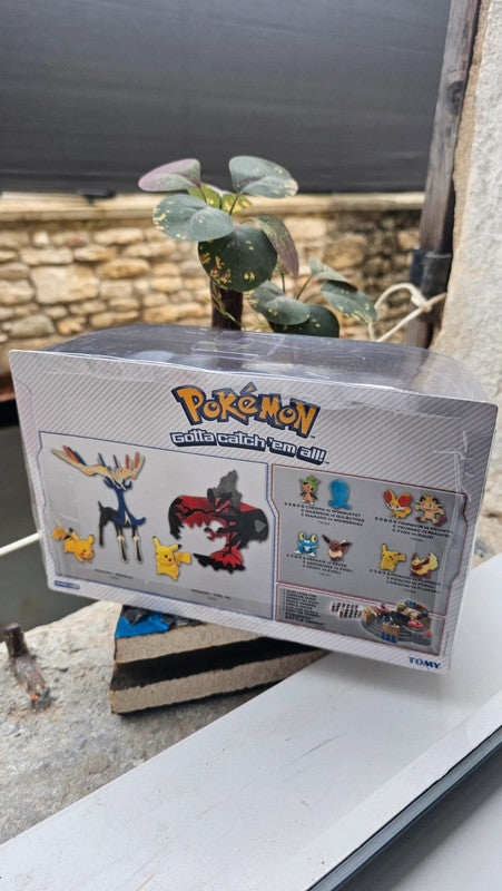 Super figurine Pokemon Nintendo tomy xerneas et pikachu