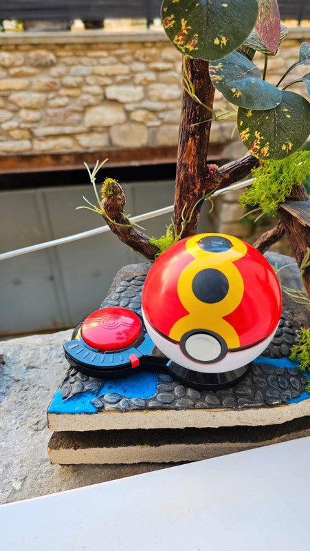 Super figurine Pokemon Nintendo pikachu avec ca pokeball attaché