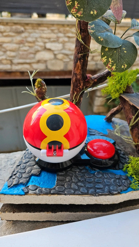 Super figurine Pokemon Nintendo pikachu avec ca pokeball attaché