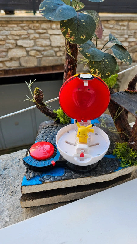 Super figurine Pokemon Nintendo pikachu avec ca pokeball attaché