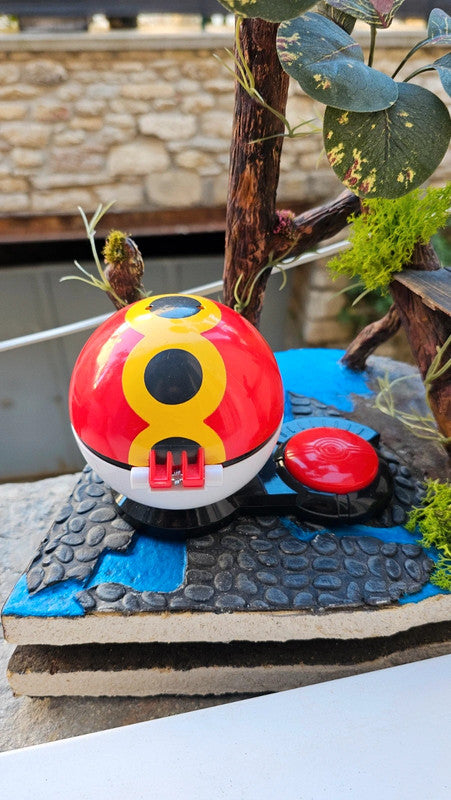 Super figurine Pokemon Nintendo pikachu avec ca pokeball attaché