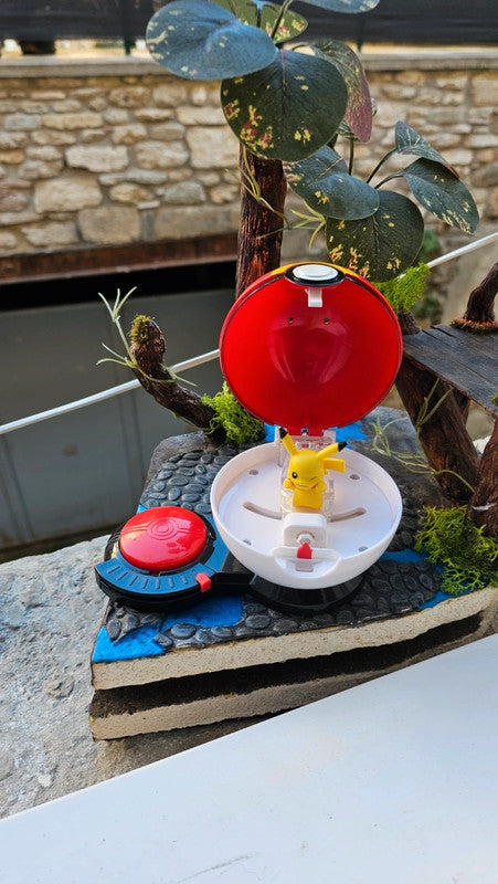 Super figurine Pokemon Nintendo pikachu avec ca pokeball attaché