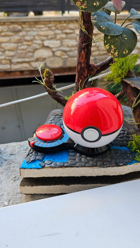 Super figurine Pokemon Nintendo pikachu avec ca pokeball attaché