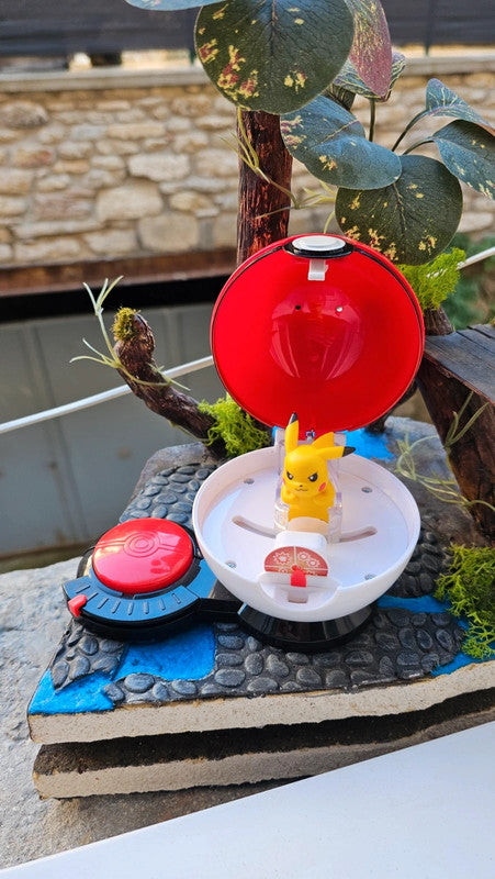 Super figurine Pokemon Nintendo pikachu avec ca pokeball attaché