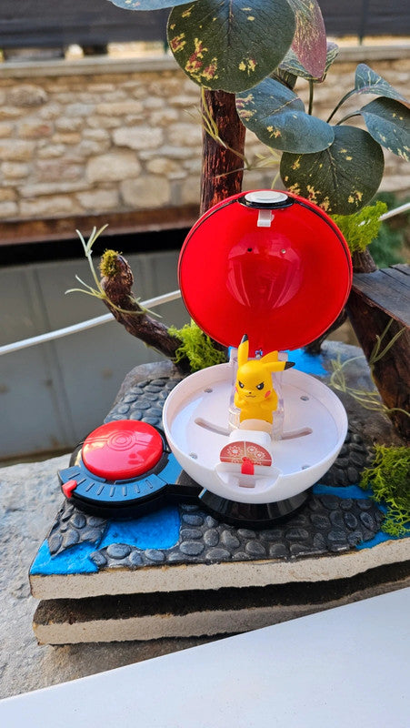 Super figurine Pokemon Nintendo pikachu avec ca pokeball attaché