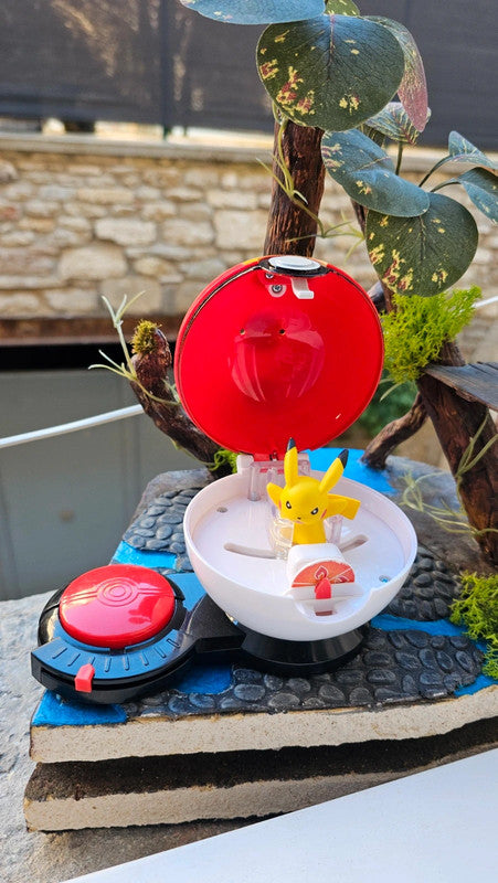 Super figurine Pokemon Nintendo pikachu avec ca pokeball attaché