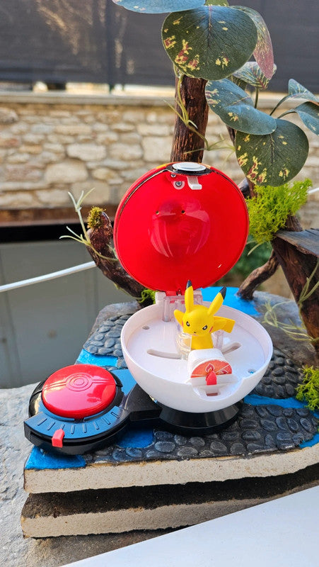 Super figurine Pokemon Nintendo pikachu avec ca pokeball attaché