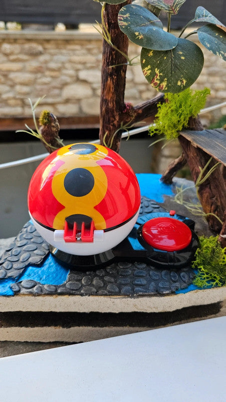 Super figurine Pokemon Nintendo pikachu avec ca pokeball attaché