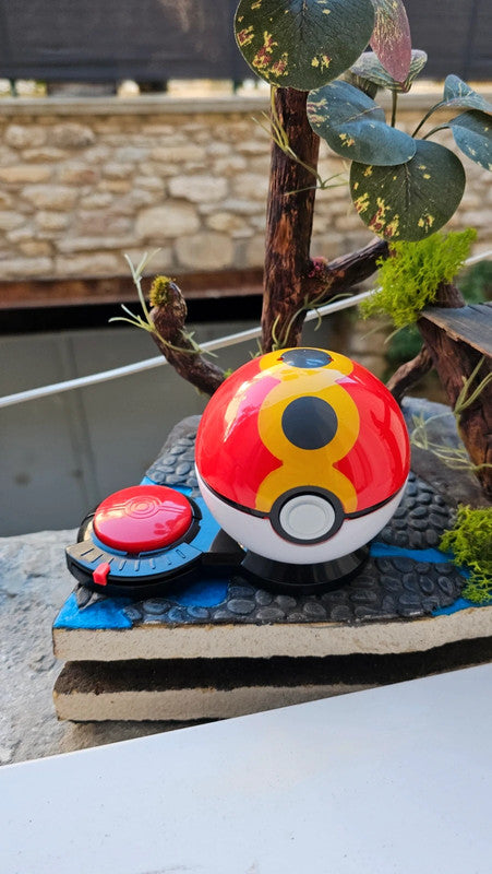 Super figurine Pokemon Nintendo pikachu avec ca pokeball attaché