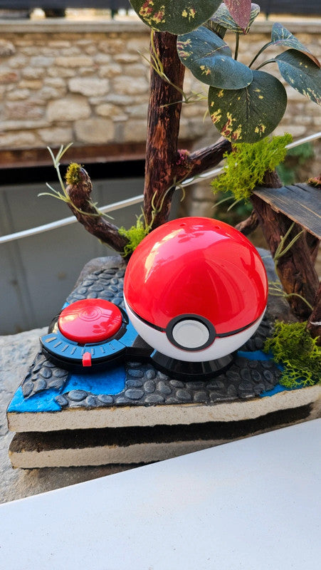 Super figurine Pokemon Nintendo Évoli avec ca pokeball attaché