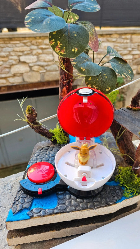 Super figurine Pokemon Nintendo Évoli avec ca pokeball attaché