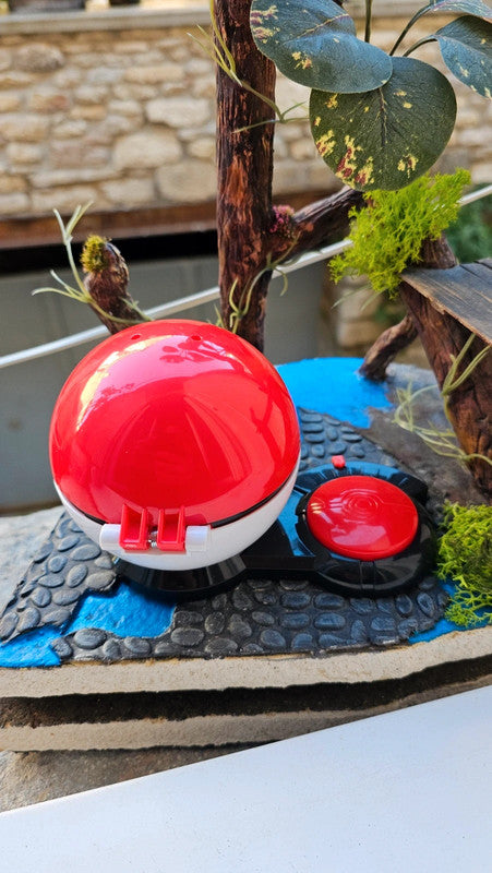 Super figurine Pokemon Nintendo Évoli avec ca pokeball attaché