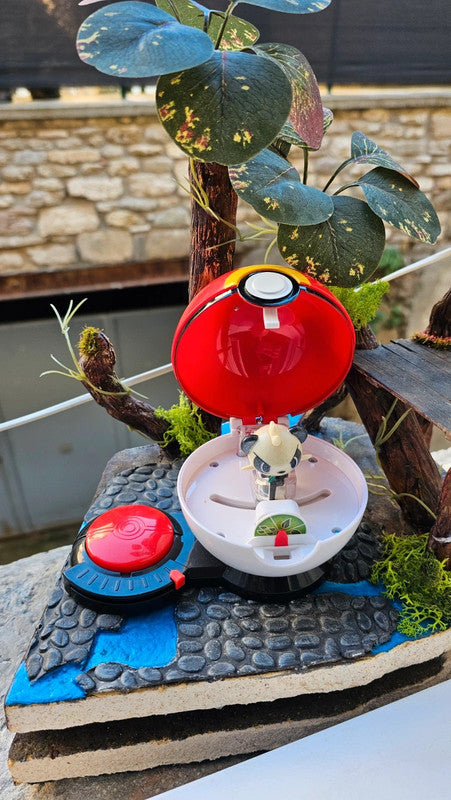 Super figurine Pokemon Nintendo Pandespiègle avec ca pokeball attaché