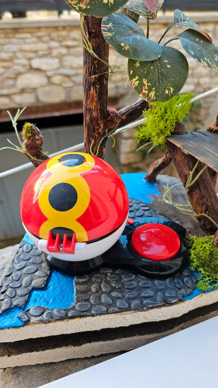 Super figurine Pokemon Nintendo Pandespiègle avec ca pokeball attaché