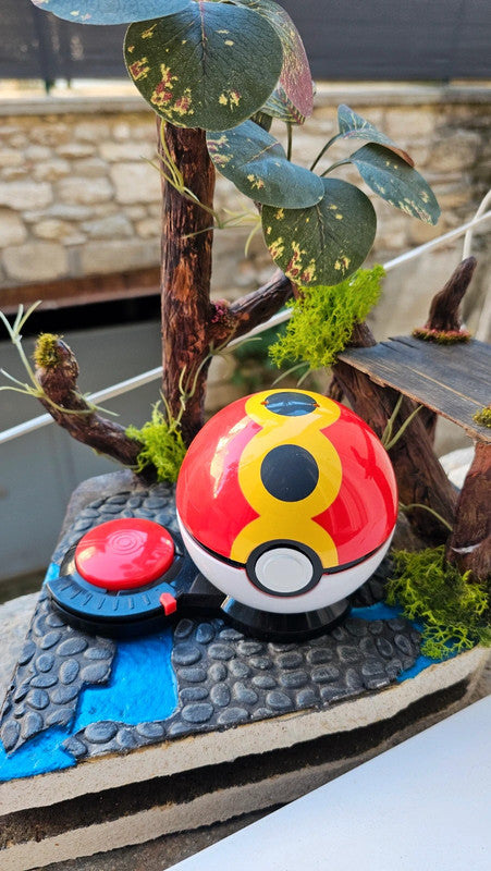 Super figurine Pokemon Nintendo Pandespiègle avec ca pokeball attaché