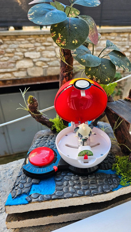 Super figurine Pokemon Nintendo Pandespiègle avec ca pokeball attaché