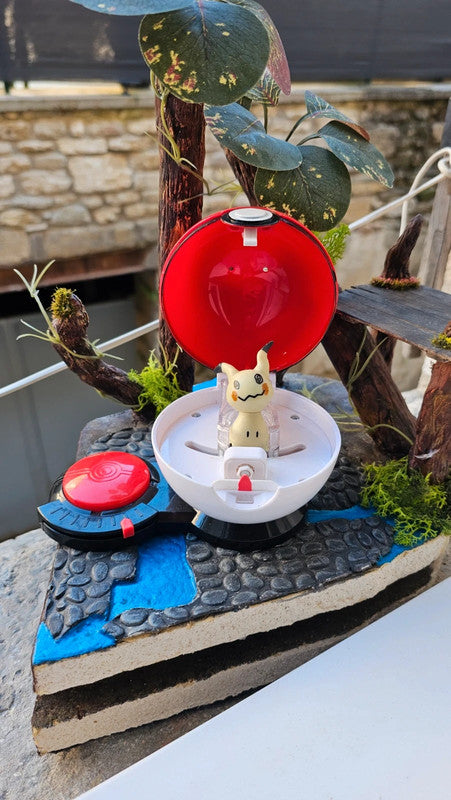 Super figurine Pokemon Nintendo mimiqui avec ca pokeball attaché