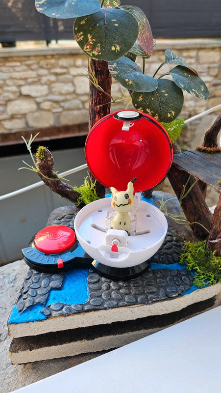 Super figurine Pokemon Nintendo mimiqui avec ca pokeball attaché