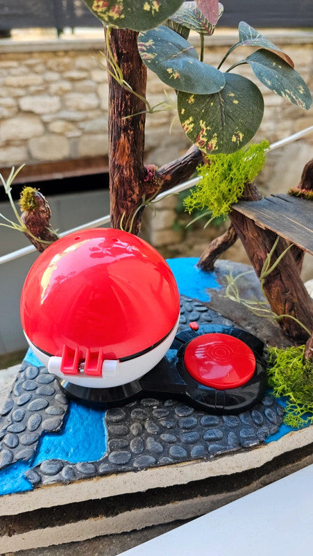 Super figurine Pokemon Nintendo mimiqui avec ca pokeball attaché