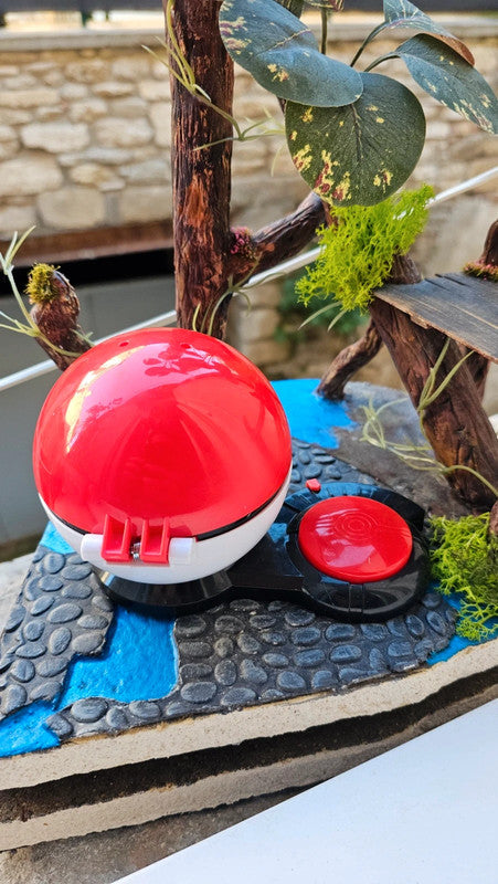 Super figurine Pokemon Nintendo mimiqui avec ca pokeball attaché