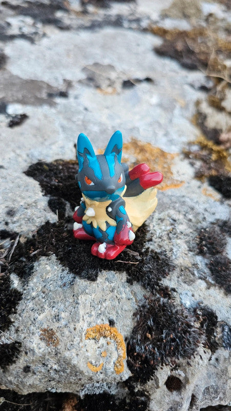 Super figurine Pokemon Nintendo finger puppet mega-lucario