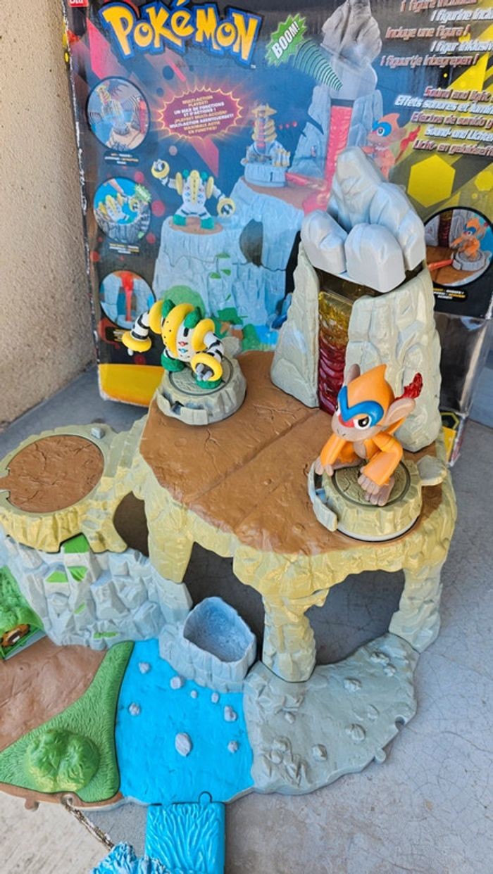 Figurine Pokemon Nintendo avec montagnes
