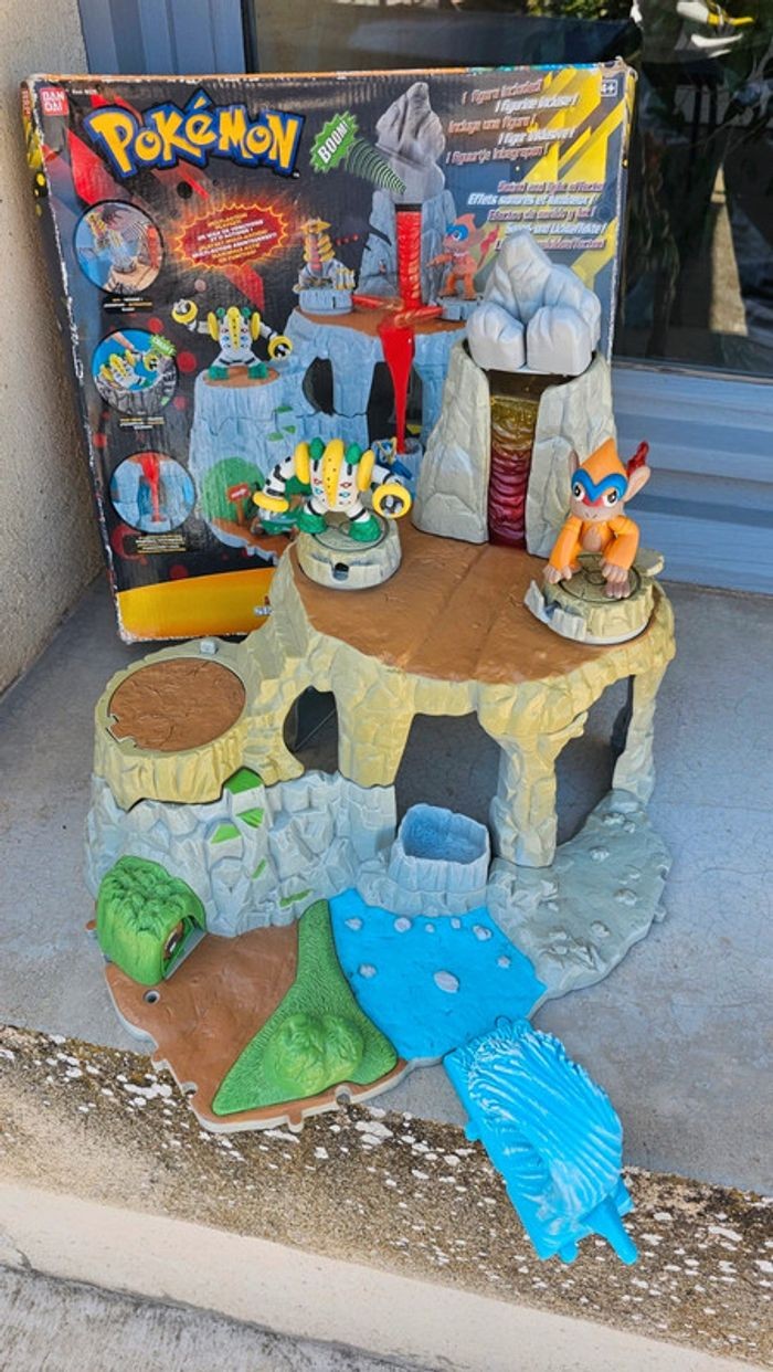 Figurine Pokemon Nintendo avec montagnes