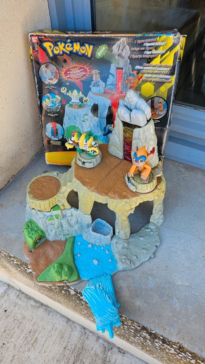 Figurine Pokemon Nintendo avec montagnes