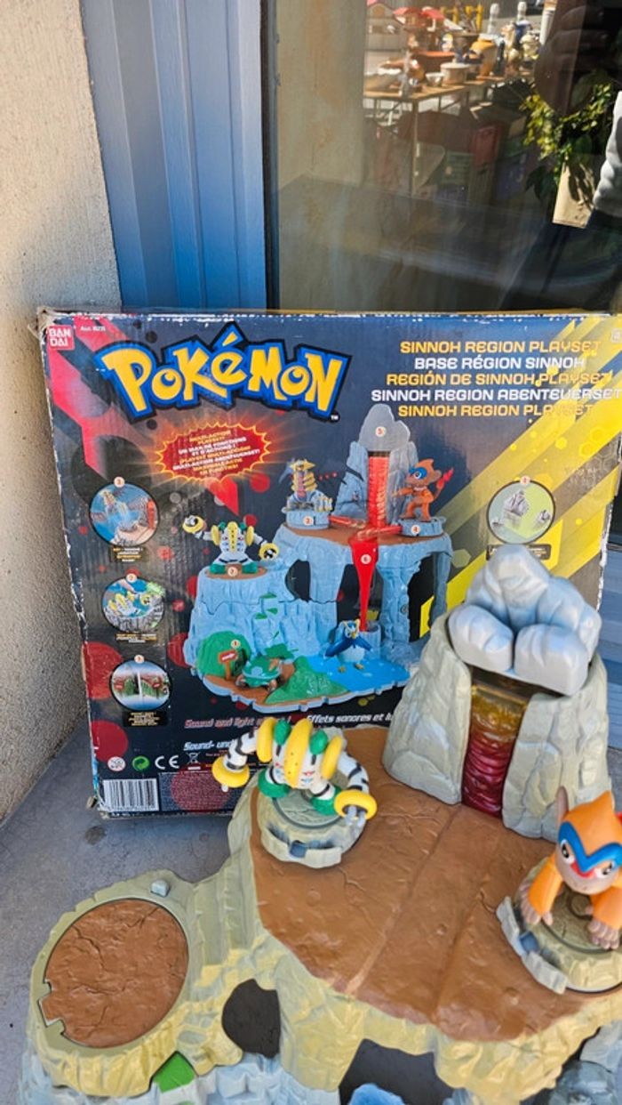 Figurine Pokemon Nintendo avec montagnes