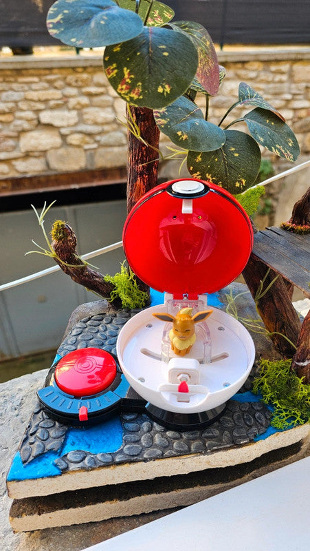 Super figurine Pokemon Nintendo Évoli avec ca pokeball attaché