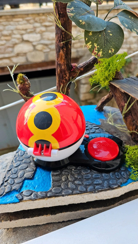 Super figurine Pokemon Nintendo Pandespiègle avec ca pokeball attaché