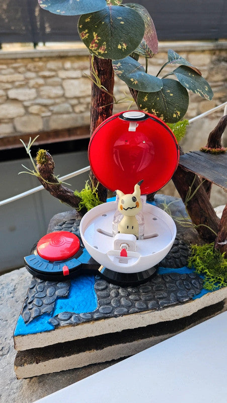 Super figurine Pokemon Nintendo mimiqui avec ca pokeball attaché