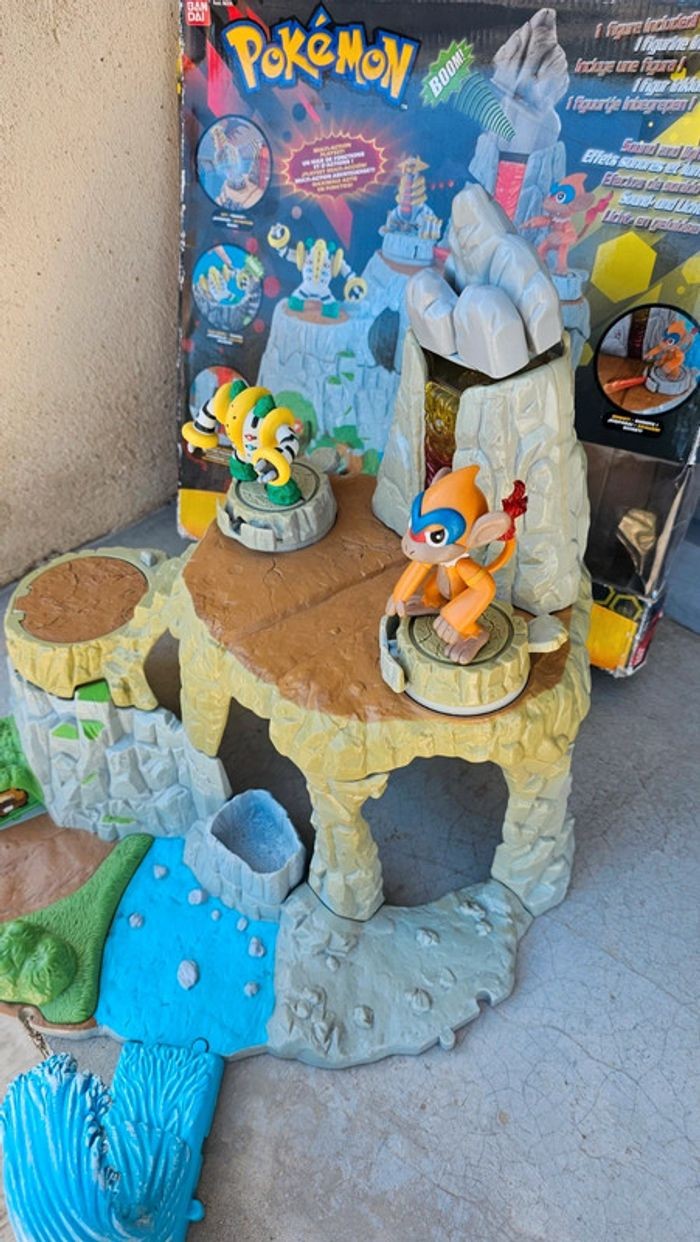 Figurine Pokemon Nintendo avec montagnes