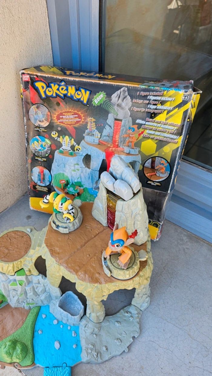 Figurine Pokemon Nintendo avec montagnes